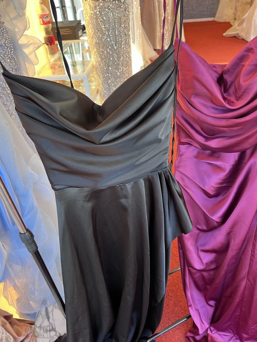 2 рокли (черна и тъмно лилава), почти нови