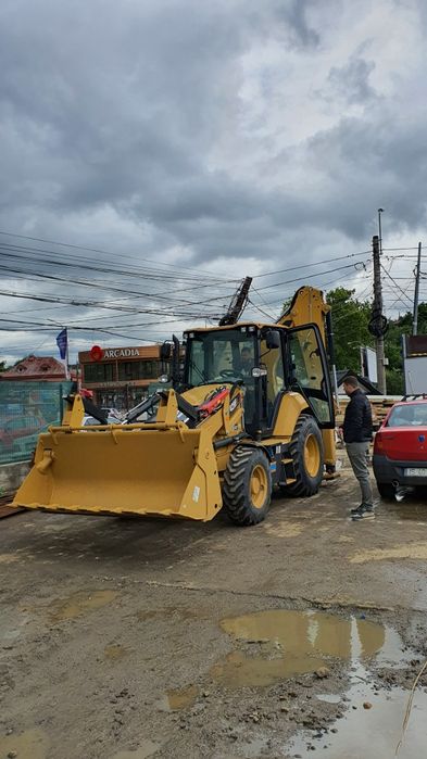 Buldoexcavator Caterpillar de închiriat