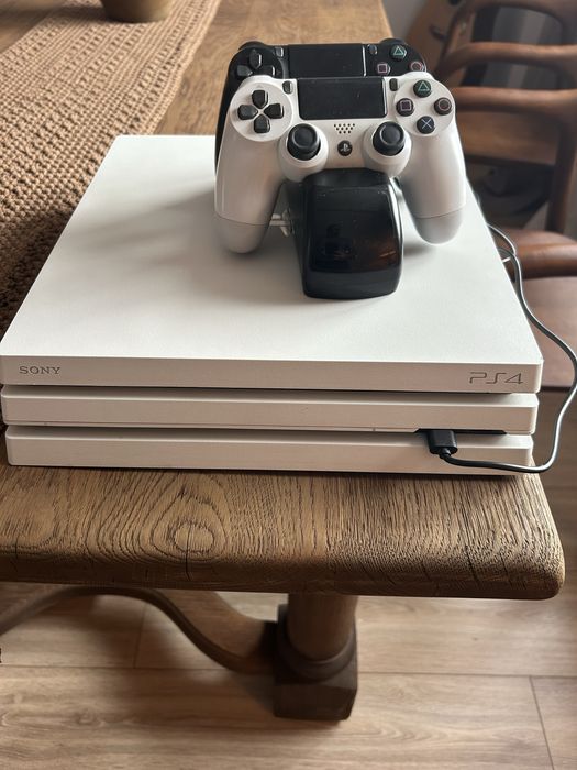 PlayStation 4 Pro + 10 jocuri + 2 controllere – stare foarte bună