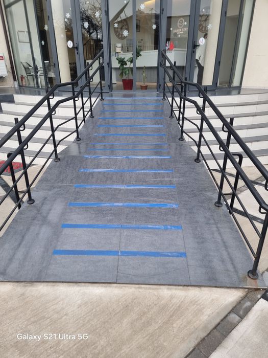 Противоскользящие абразивные самоклеящиеся ленты на ступени, Корея