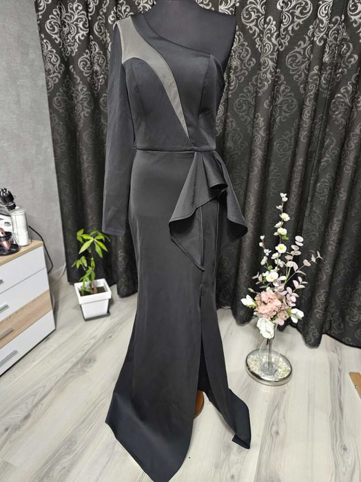 Елегантна вечерна рокля с изрязано деколте