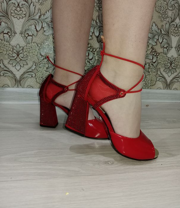 Красный туфли со стразами
