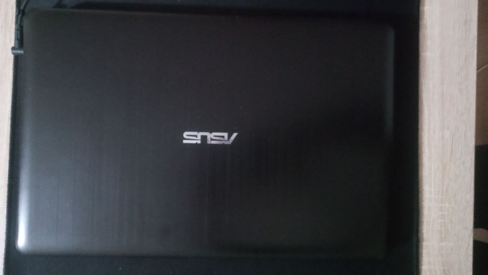 Laptop Asus x540Ma(merge doar cu încărcătorul în priză)