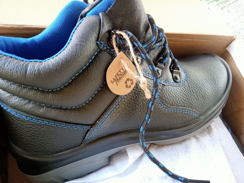 Vând bocanci marca dalas