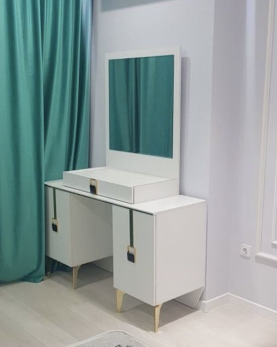 Продаю комод с зеркалом!