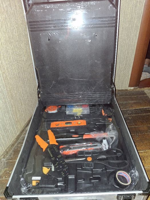 Набор ключи и телевизор