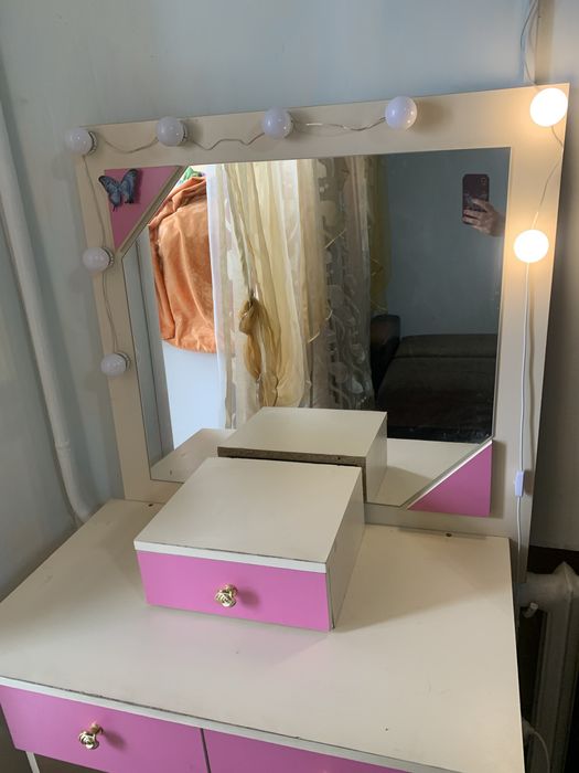 Продам барный стул и стол для девочки