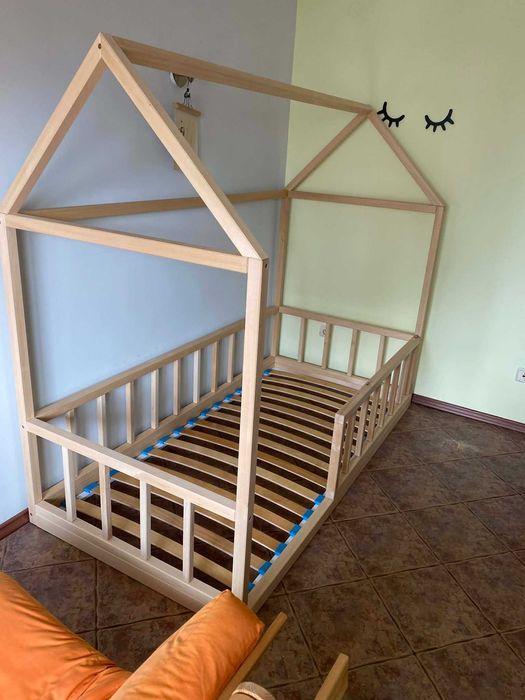 Дървено детско легло къщичка тип Монтесори 90×190.