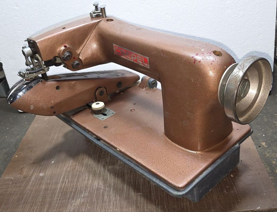 Продаётся подшивочная швейная машинка потайного стежка.