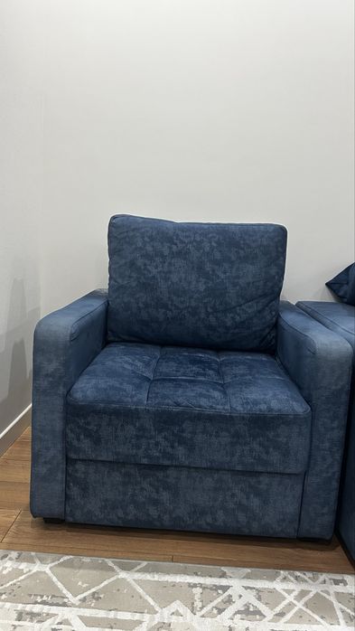 Кресло синего цвета