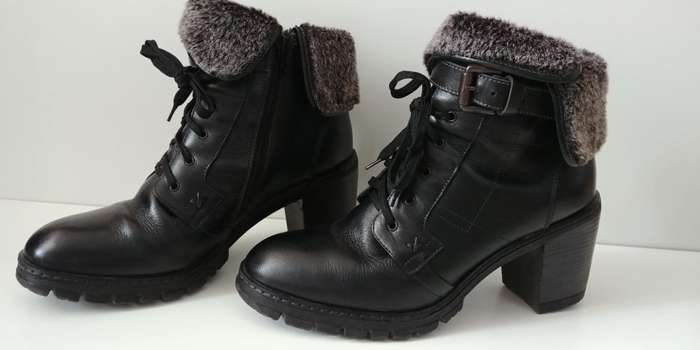 Ghete cu șireturi și toc lat