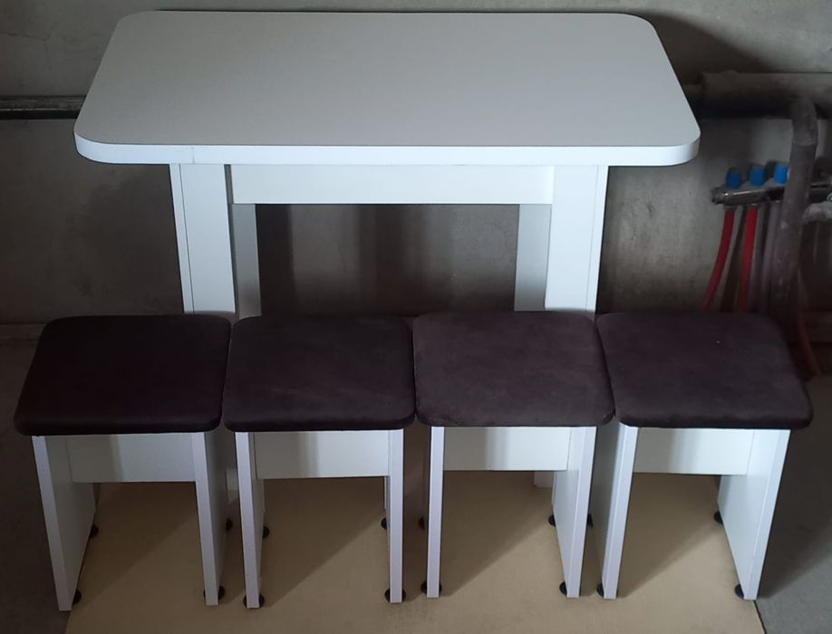 Стол и 4табуретки.