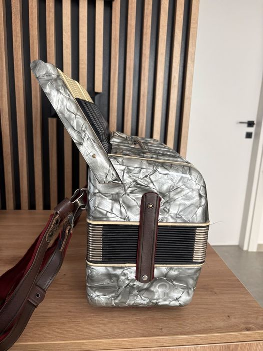 Acordeon nemtesc cu 80 de basi impecabik