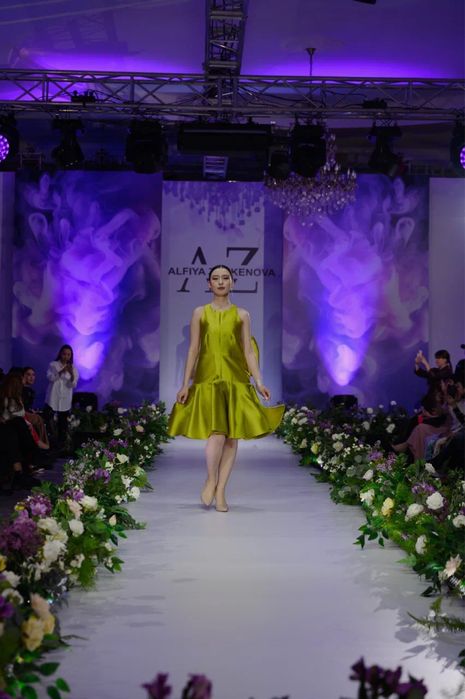 Нарядное платье в оливковом цвете