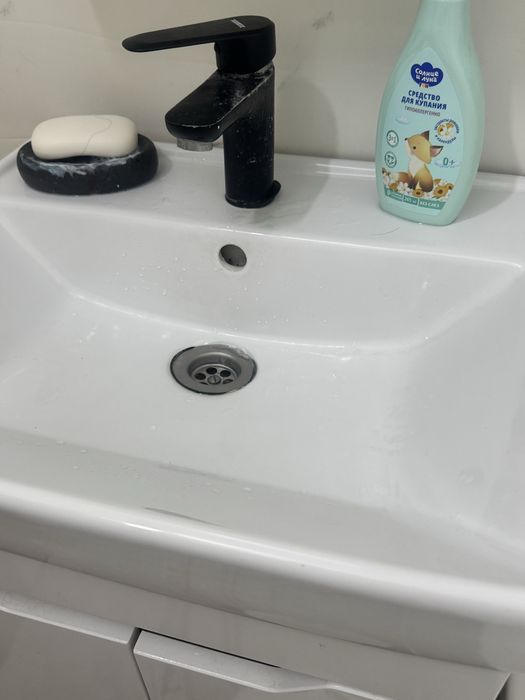 Продам раковину с тумбой