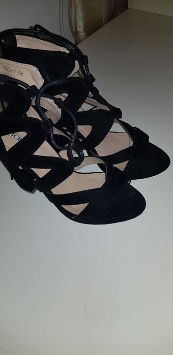 Sandale negre cu toc, de vanzare