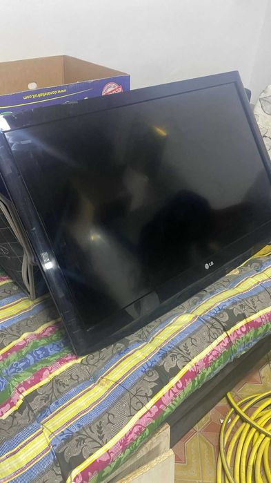 Телевизор LG 42LH2000 с кронштейном