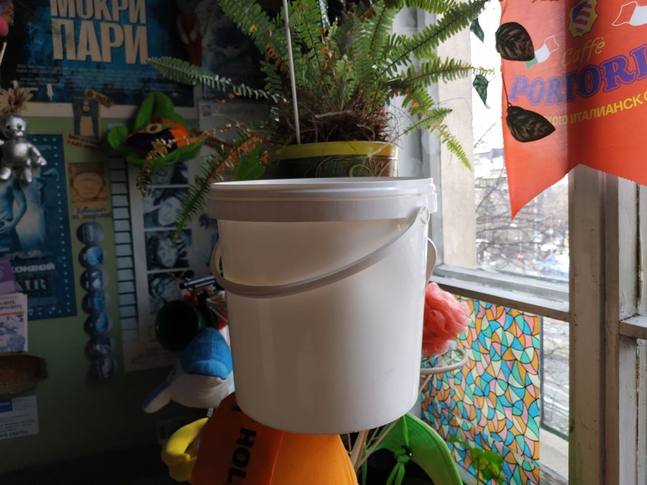 Кофа с капак. Пластмасова.