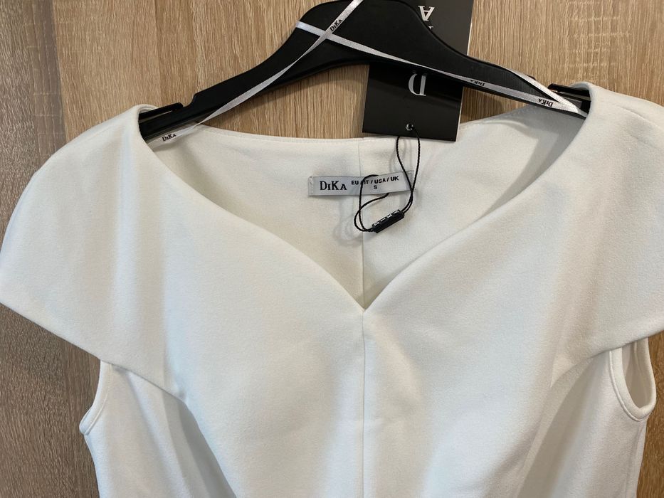 Стилна вталена дамска буза с V деколте