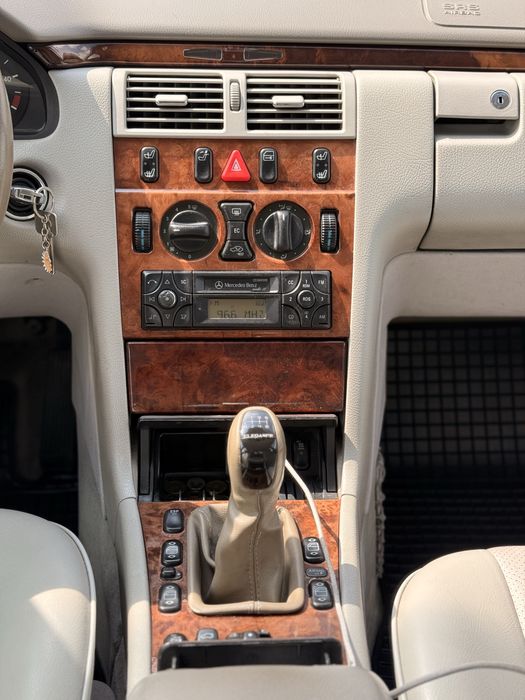 Mercedes-benz  e220