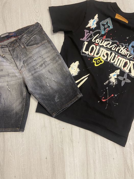 Blugi si tricou      .