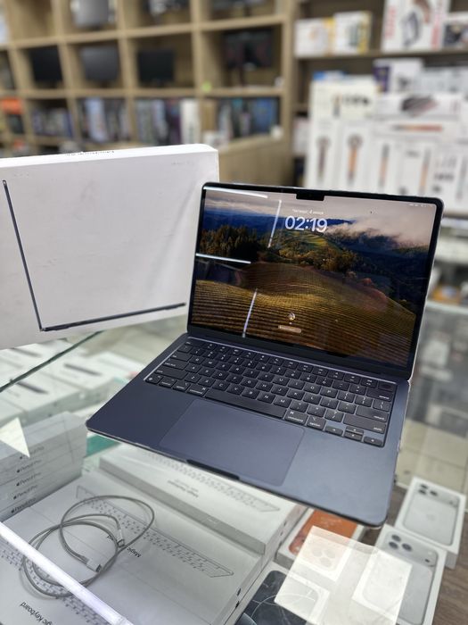 MacBook Air 13 inch M3  16/ 256 SSD