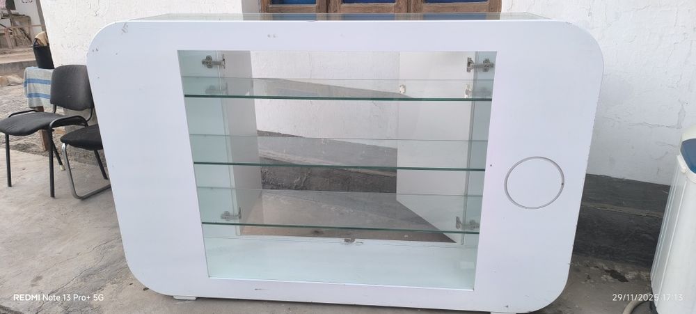 Sotuvchilar uchun telefon va boshqa aksesuvarlar qoʻyish uchun vitrina