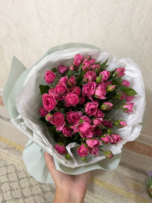 Кустовые розы бугын келген