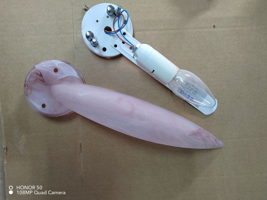 Лампа за стена . ..