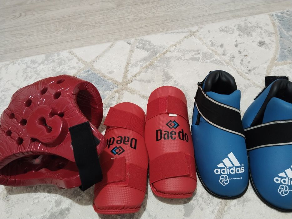 Ер балаға арналған таэквондо катыскан кезде коргайтын набор