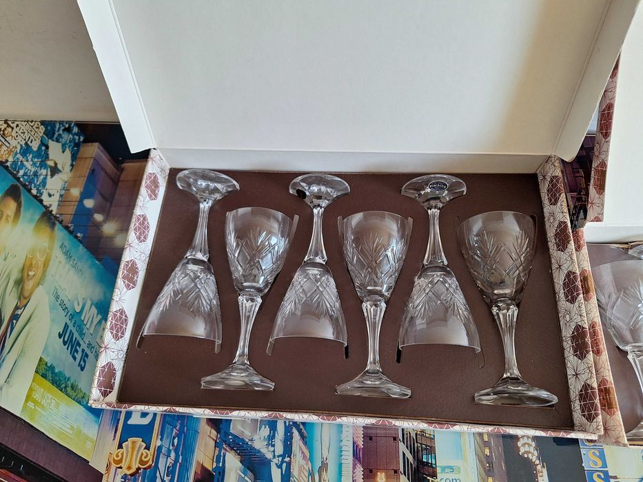 Pahare cristal de Boemia. Sunt ff vechi si sunt bine întreținute.