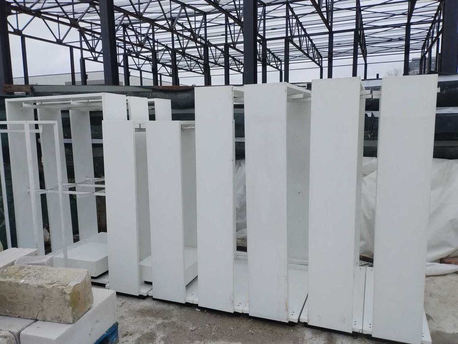 Vand mobilier pentru magazin de  haine