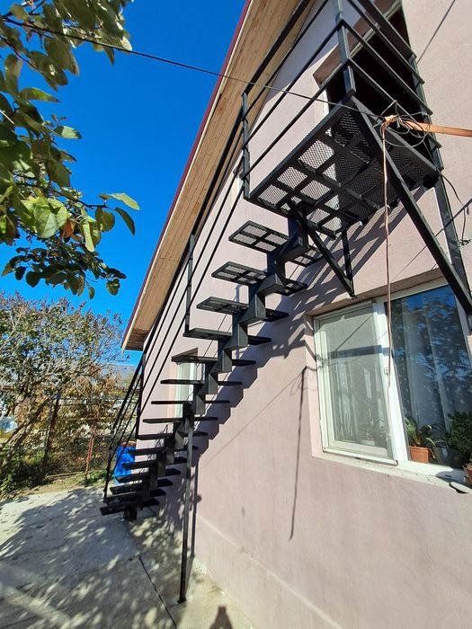 Scări metalice exterioare pe vang central
