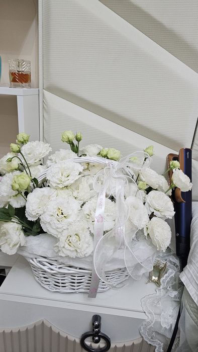 Букет цветы корзина белые