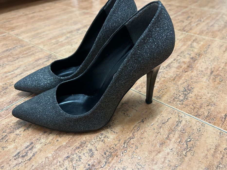 Черни , блестящи токчета