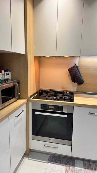 Продавам комбиниран (газ/индукция) плот за вграждане Bosch PRY626B90E