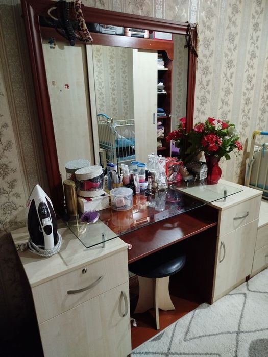Продаю  гарнитур