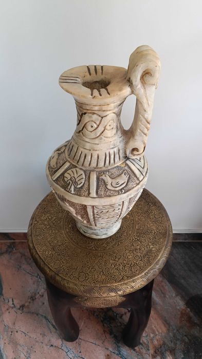 Амфора, ваза в античен стил.