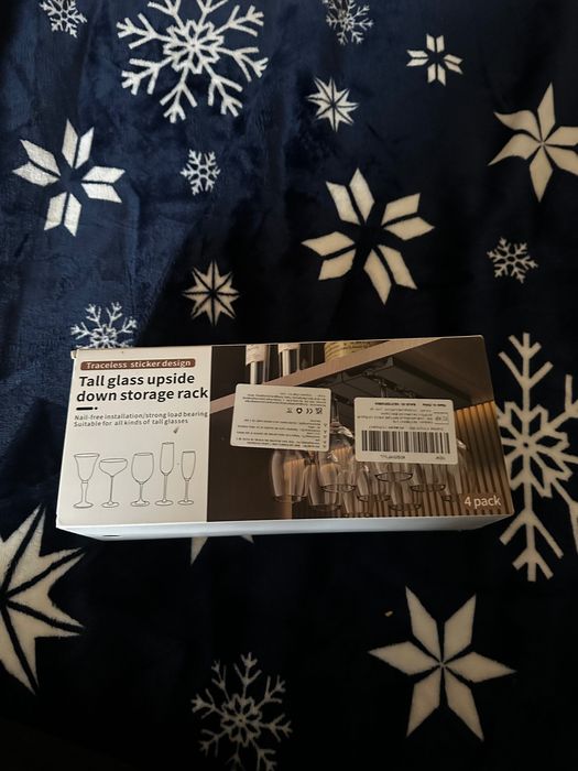 Suport inovator suspendat pentru pahare nou