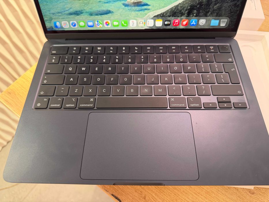 MacBook Air M2 2022 – 16GB RAM – 256GB SSD – 100% baterie – ca nou