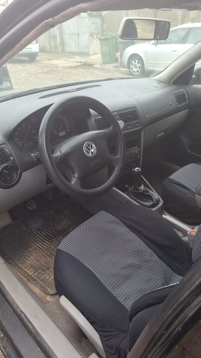 Vând golf Volkswagen benzina ,16,în stare bună distribuția schimbata