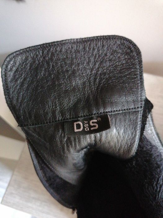 Дамски боти естествен лак с капси.