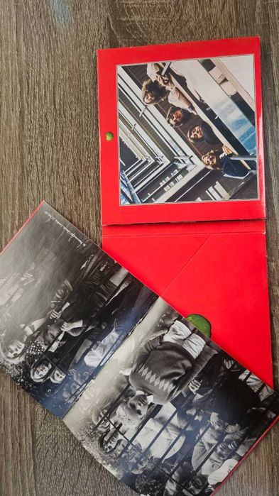 CD диски Qween и The Beatles