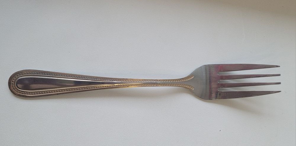 Продам столовые приборы новые