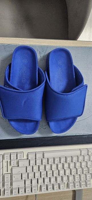 яркие шлёпки MONKI
