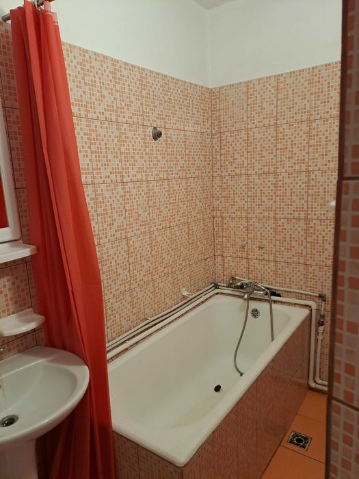 Inchiriez casa 5 camere 2 bai si spatiu comercial aproape de Mall