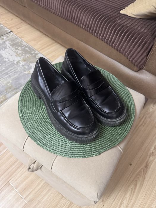 Лоферы женские черные