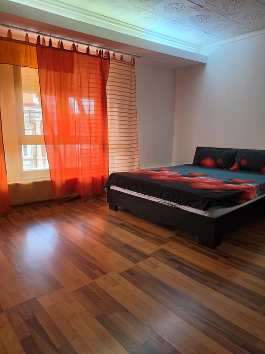 Inchiriez apartament Penthouse 100 mp in zona centrala cu jacuzzi, aer conditionat, 2 dormitoare