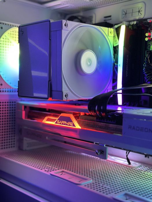 PC Gaming Ryzen 7 9800X3D RX 7800XT 32GB DDR5