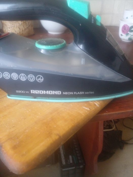 Срочно. Гарантия. Продам утюг паровой REDMOND NEON FLASH